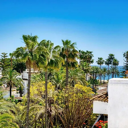 1081 Luxurious Beachfront Penthouse With Private Jacuzzi شقة ماربيا