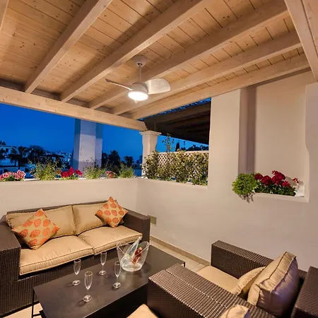 1081 Luxurious Beachfront Penthouse With Private Jacuzzi *