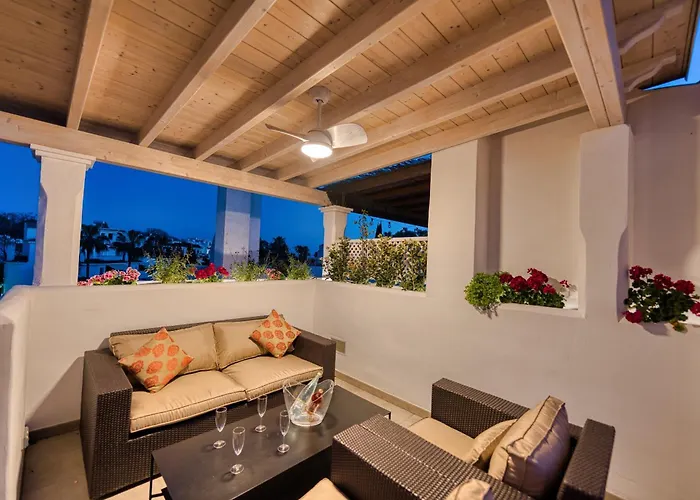 1081 Luxurious Beachfront Penthouse With Private Jacuzzi *