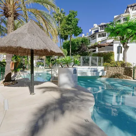 1081 Luxurious Beachfront Penthouse With Private Jacuzzi Apartmán Marbella