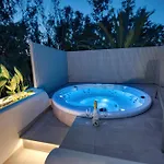 1081 Luxurious Beachfront Penthouse With Private Jacuzzi Апартаменти *