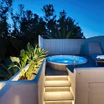 Апартаменти 1081 Luxurious Beachfront Penthouse With Private Jacuzzi Марбелья